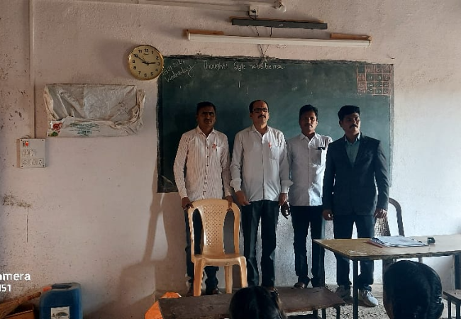 Gest leacher arrange in school