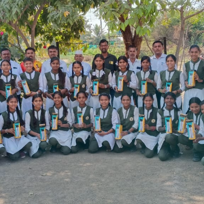 नांदेड फाउंडेशन पुणे यांच्या नन्ही कली योजना अंतर्गत सर्व मुलींना मोफत पाणी बॉटल्स वाटप 