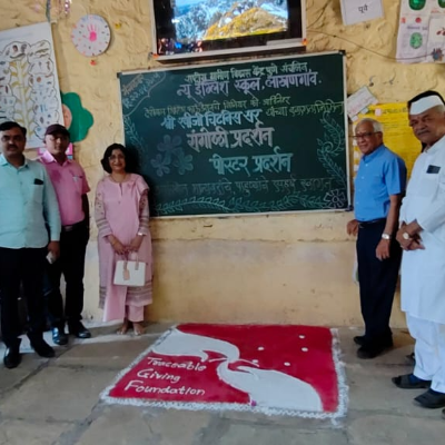 न्यू इंग्लिश स्कूल, लखणगाव या विद्यालयात आज ट्रेसेबल गिविंग फाउंडेशनचे वरिष्ठ सल्लागार श्री रवीभाई चिटणीस व सोबत सौ आशाताई प्रधान चिटणीस दुबई येथून शाळेत आले होते.*